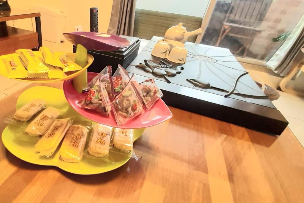 花的家 高鐵左營站前2號出口高鐵路步行3分鐘 最多6位可入住 3間卧房 月租長租 카오슝 외부 사진