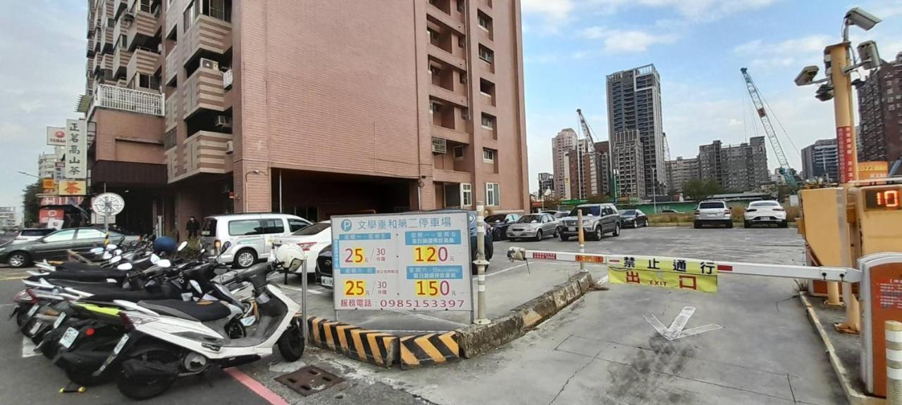 花的家 高鐵左營站前2號出口高鐵路步行3分鐘 最多6位可入住 3間卧房 月租長租 카오슝 외부 사진